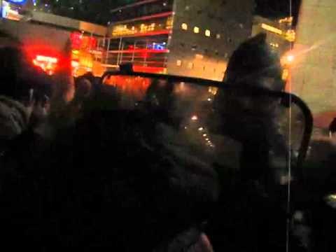 Les CRS chargent les Indignés de la Défense