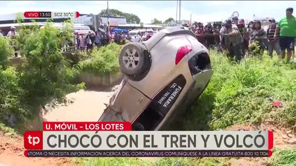 Una mujer quiso ganarle al tren con su vehículo y terminó en un canal tras el choque