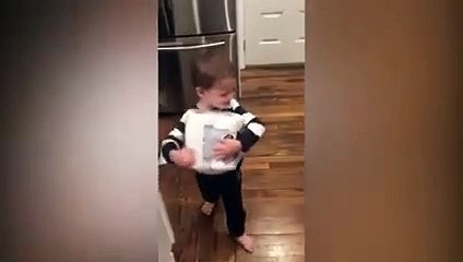 Video herunterladen: Cette maman apprend à son fils à remplacer le rouleau de papier toilette et il adore ça