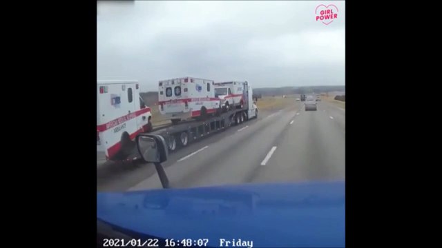 Une ambulance s'échappe du camion en pleine route