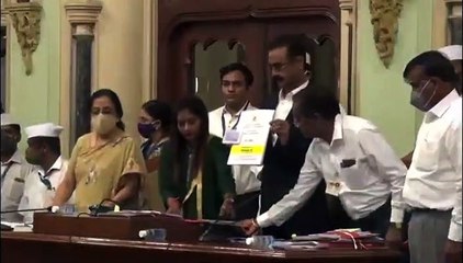 Político se confundió y bebió de una botella de antibacterial pensando que era agua