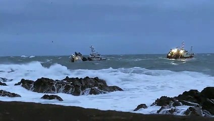 Peterhead rescue fishing boat from the rocks