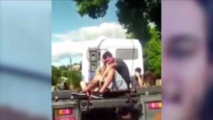 Luto: Levado em cima de caminhão, corpo de Henrique Mateus é sepultado