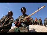 Face à Daech, les combattantes kurdes tiennent et chantent