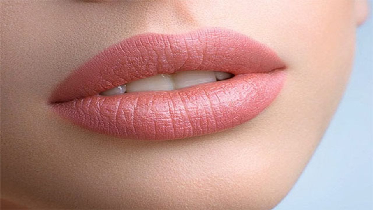 काले होठों को गुलाबी करने के लिए आजमाएं ये घरेलू नुस्खा । How to get rid of DARK LIPS naturally