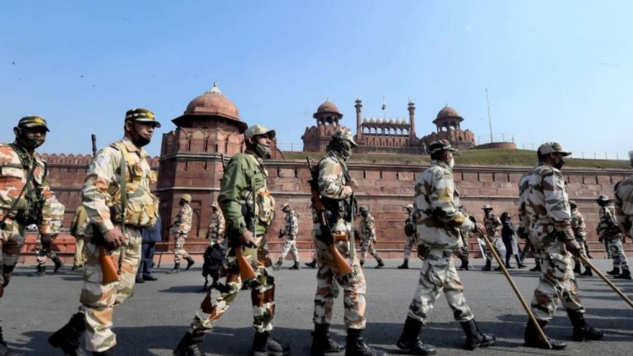 Heavy deployment of police at Red Fort ahead of...