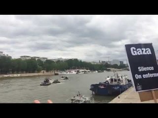 Les bateaux encadrés de Zodiac de la police