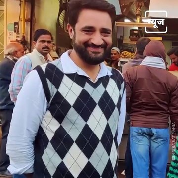 Ganesh Restaurant Is Famous For Frying 'Pakodas' In Boiling Oil With Their Bare Hands