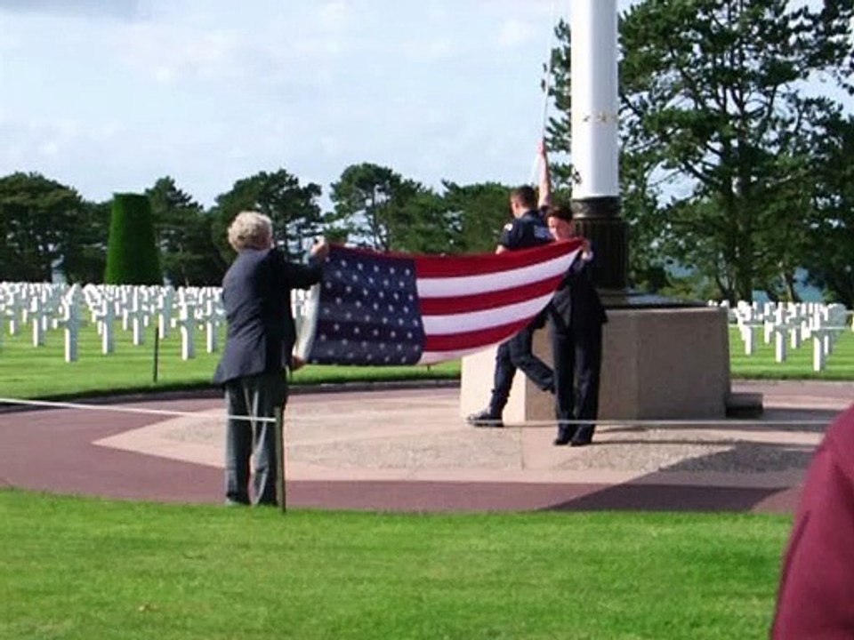 Cimetière Colleville sur mer cérémonie drapeau