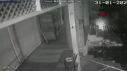 Demir makasla iş yerine giren kar maskeli hırsızlar kamerada