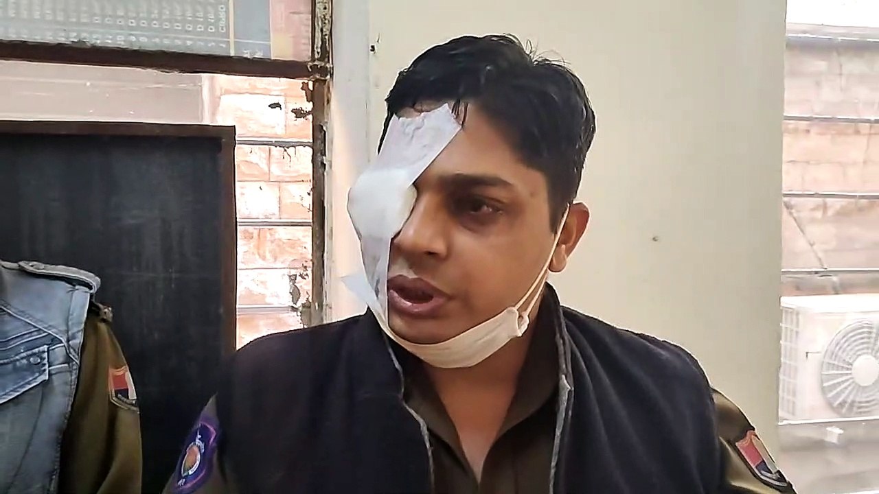अस्पताल में सिपाहियों की आंखों में मिर्ची पाउडर डाल बंदी को भगाया