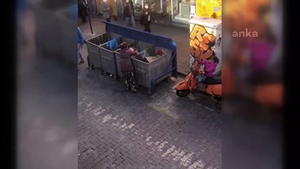 İstanbul Beşiktaş'ta, konteynere atılmış sebze ve tarihi geçmiş yumurta gibi gıdaları çocuklarıyla birlikte toplayan kadınlar, giderek artan geçim sıkıntısını bir kez daha gözler önüne serdi