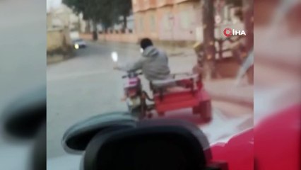 Tekeri patlak motoru sepette oturarak kullandı