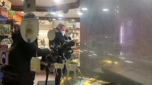 Patrullas de Policía en París vigilan los comercios infractores con el toque de queda