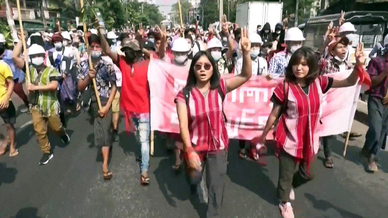 Drei Finger und rote Fahnen: Bislang größte Proteste in Myanmar