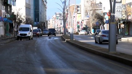 Güneşli havada cadde ve sokaklar boş kaldı