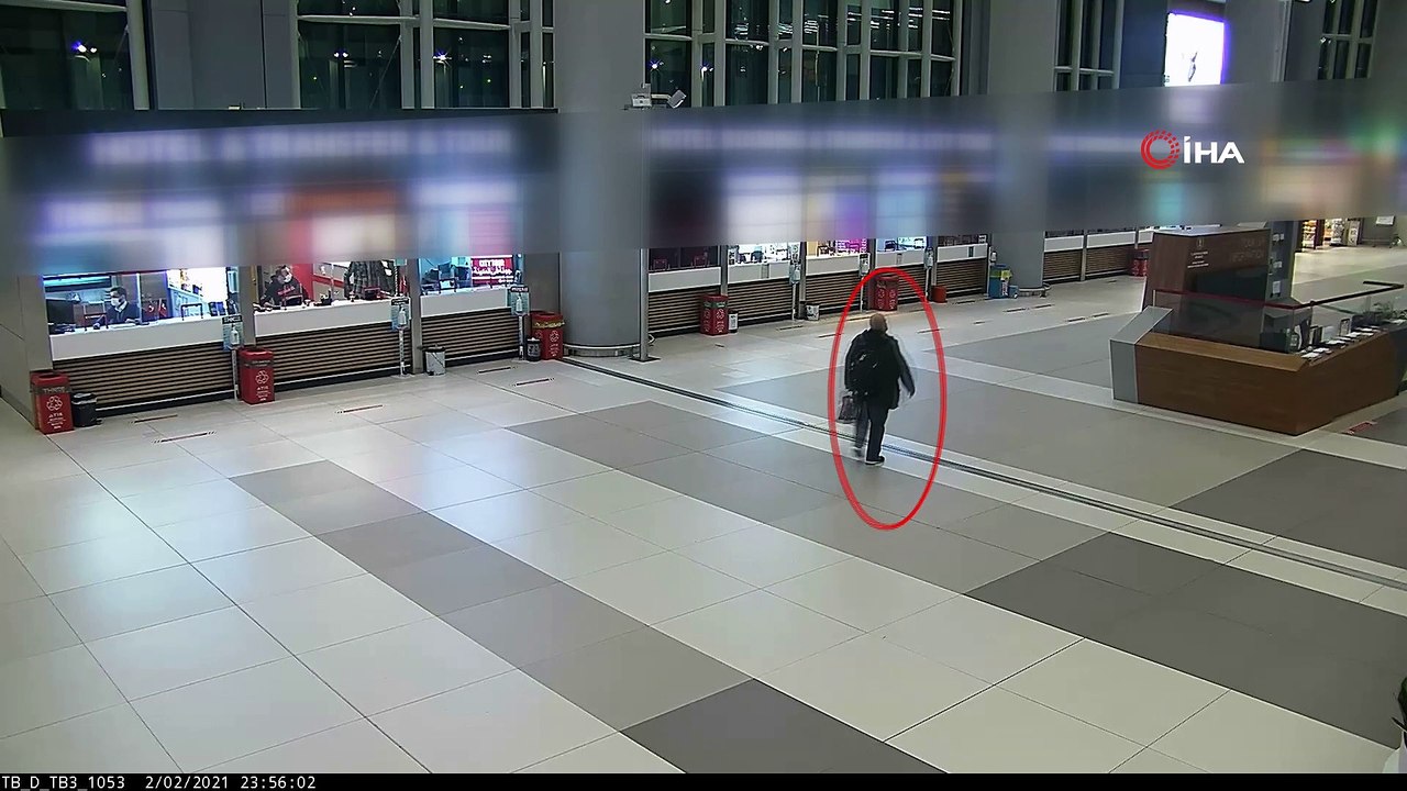 Atatürk Havalimanı'nda kaçak altın operasyonu...Yaklaşık 400 bin TL değerinde 153 adet Napolyon dönemine ait altın para ele geçirildi