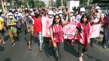 Estudantes na rua contra golpe militar em Myanmar