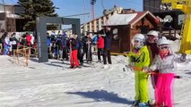 Uludağ’da güneşli havanın tadını kayak yaparak çıkardılar