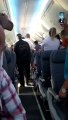 Passageiro sai escoltado de avião pela Polícia Federal após se recusar a usar máscara