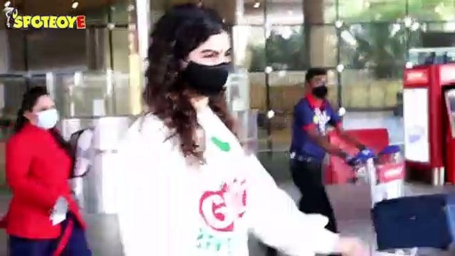 Khushi Kapoor, Anil Kapoor & Preity Zinta spotted at the Airport | SpotboyE