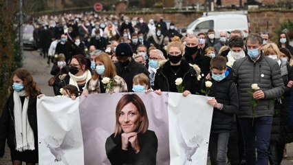 Download Video: Des centaines de personnes pour une marche blanche en hommage à une DRH abattue