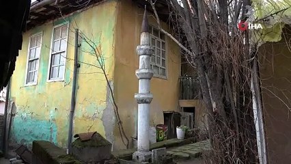 Evin bahçesindeki minareyi görenler şaşırıyor