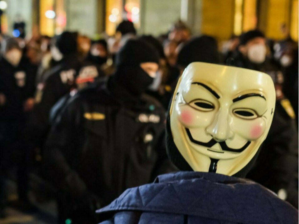 Virologen, politiker und journalisten werden immer häufiger bedroht