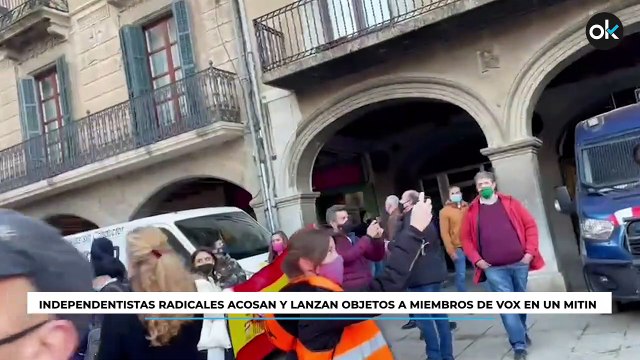 Independentistas radicales acosan y lanzan objetos a miembros de Vox en un mitin en Vic