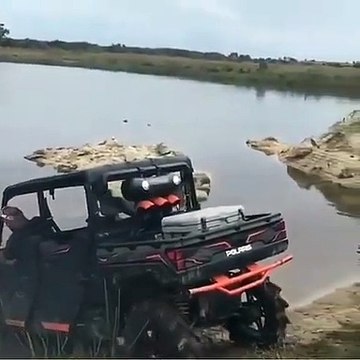 Il s'amuse à rouler dans une rivière avec son véhicule tout-terrain et ça termine mal