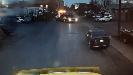 Ils ont très mal sanglé la voiture sur le camion... et vont le regretter