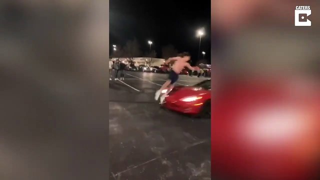 Il saute au dessus d'une Corvette... risqué et impressionnant