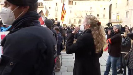 Un grupo de personas impide la celebración de un mitin de la ultraderecha en Vic