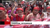 Myanmar'da darbe karşıtlarından protesto: Kahrolsun diktatörlük