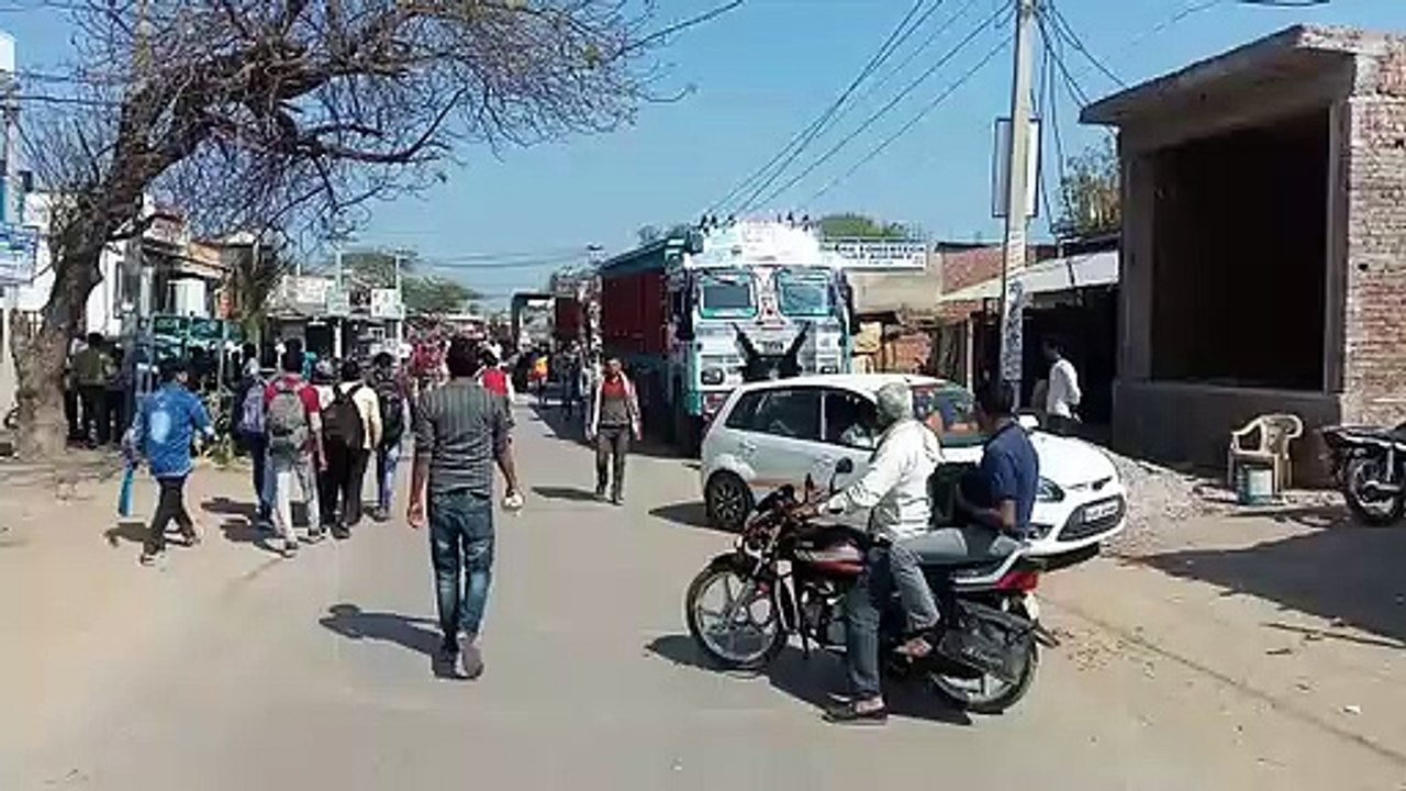 दिल्ली बॉर्डर पर चल रहे किसान आंदोलन के समर्थन में यहां सडक़ पर लगाया तीन घंटे जाम