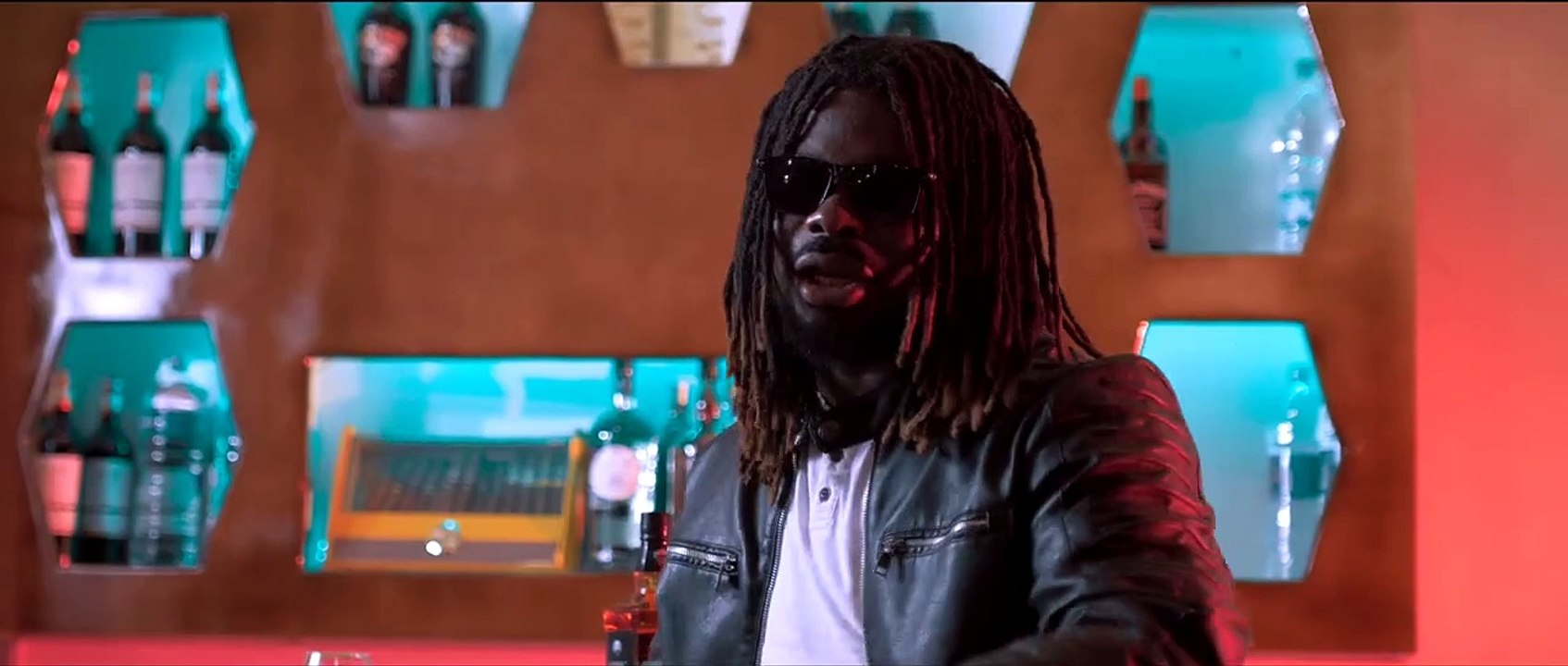 DJ DEVERSAILLES FEAT DJ LEO ​​- BALAI C'EST PAS MOI (Clip officiel)