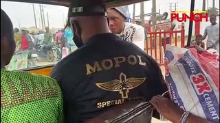 Police Officer Extorts Money From Motorist In Lagos, Demands 500 Naira