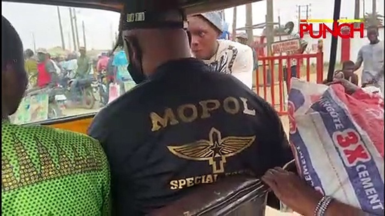 Police Officer Extorts Money From Motorist In Lagos, Demands 500 Naira