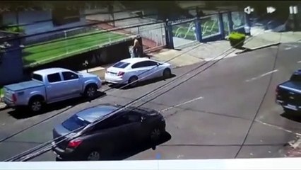 Câmera mostra momento em que coletor deixa caixa em frente residência