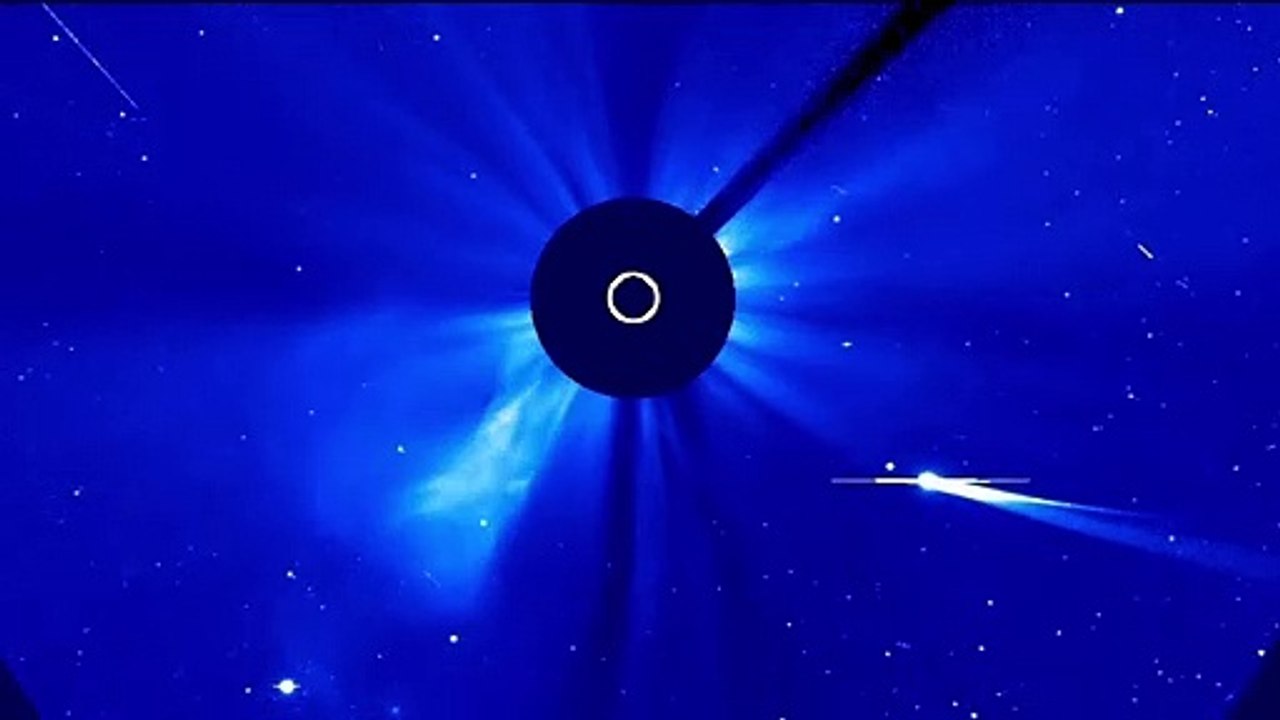 La comète s'écrase sur le soleil / Comet Crashes Into Sun