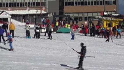 Uludağ’da kayakçılar pistlerin tozunu attırıyor