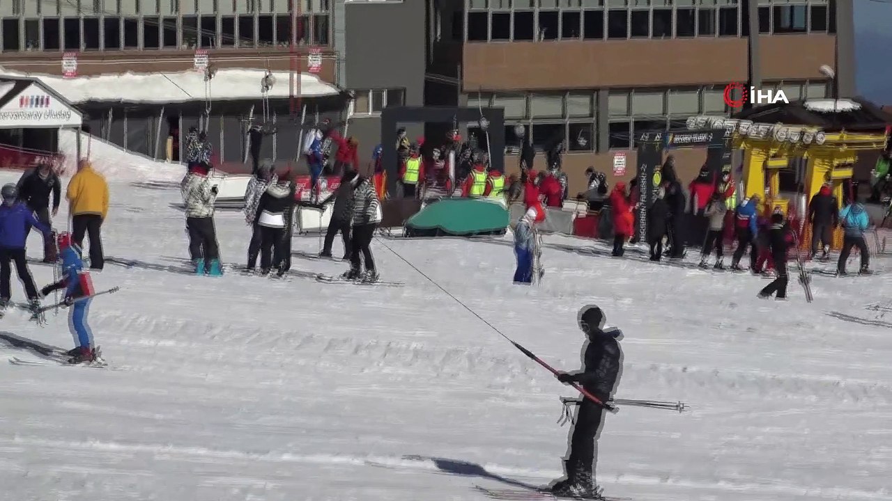 Uludağ’da kayakçılar pistlerin tozunu attırıyor