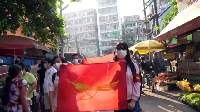 Milhares em protesto contra o golpe em Myanmar