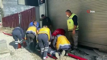 Alt yapı çalışması yapan işçinin başına tabela düştü