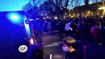 Los Mossos huyen ante el acoso de grupo de nacionalistas