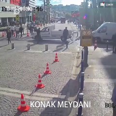 İzmir Büyükşehir Belediyesi İzmir'de 30 Ekim Cuma günü yaşanan depremle ilgili güvenlik kamerasına yansıyan görüntüleri paylaştı.