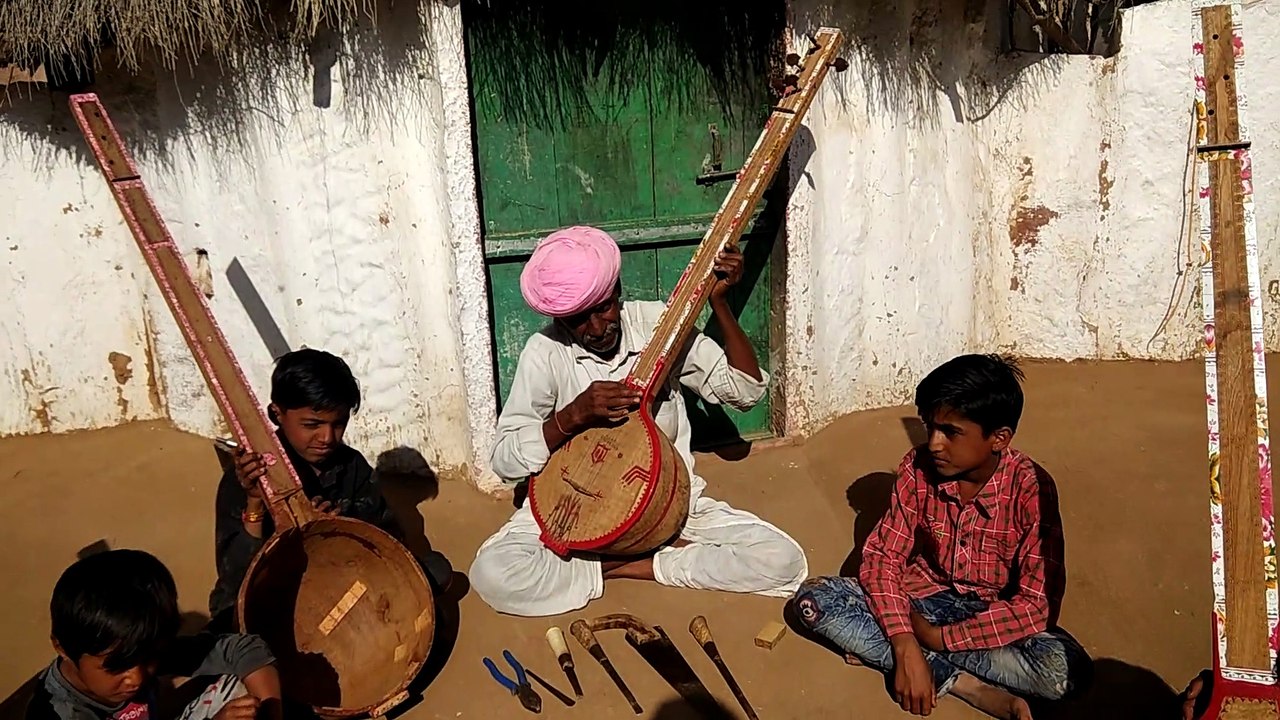 परम्परा को जीवित रखने के लिए बच्चों को सीखा रहे तंदुरा बनाना