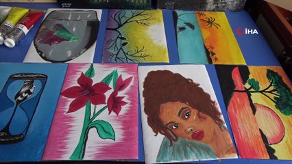 Evinin bir odasını atölyeye çeviren genç kız, hayallerini tuvallere yansıtıyor