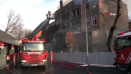 Fatih’te 4 katlı metruk bina ikinci kez yandı