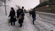 Başakşehir - Kayaşehir yolunda yoğun kar yağışı nedeniyle trafik durdu. Araçlar yolda mahsur kaldı